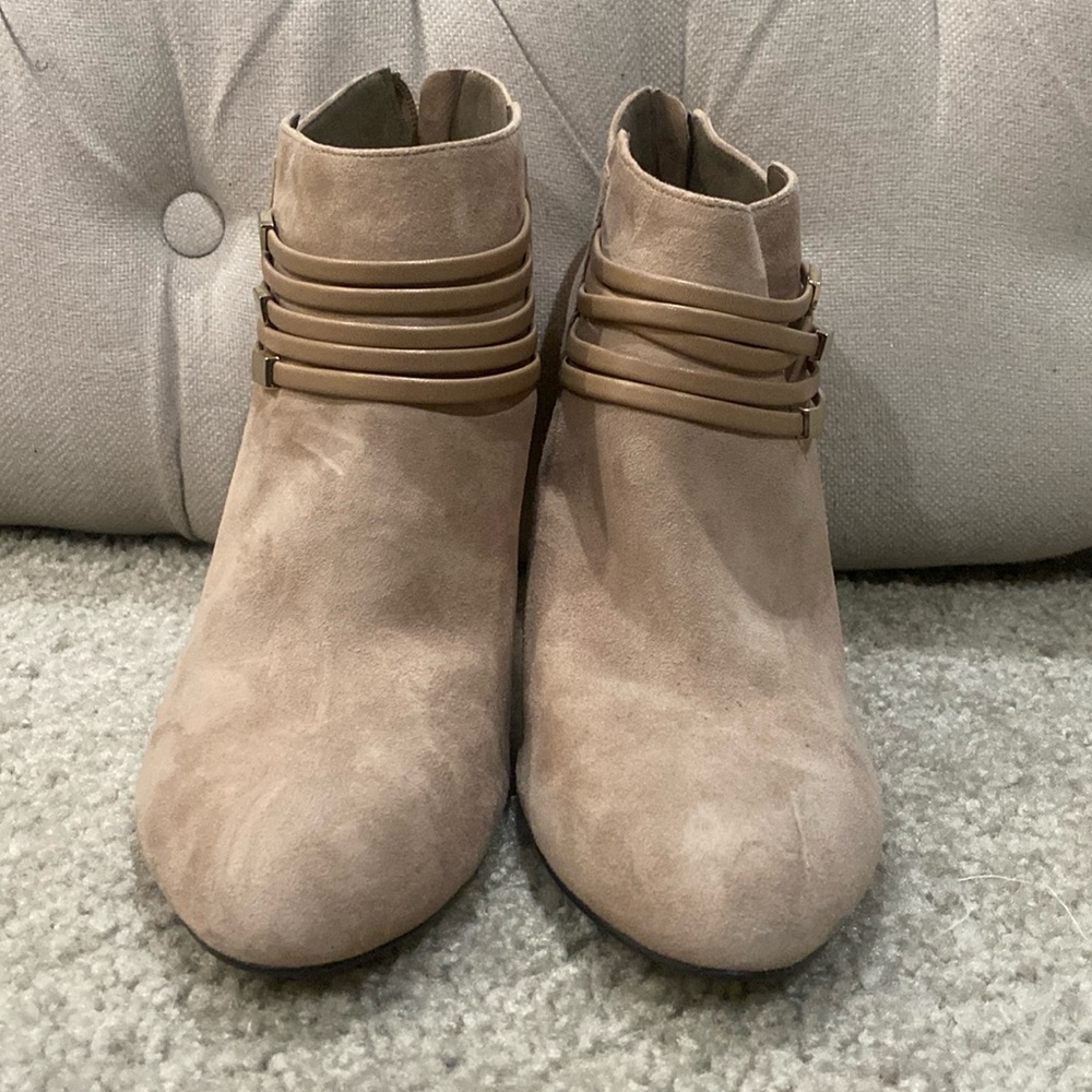 Bella Vita Almond Booties sz 12